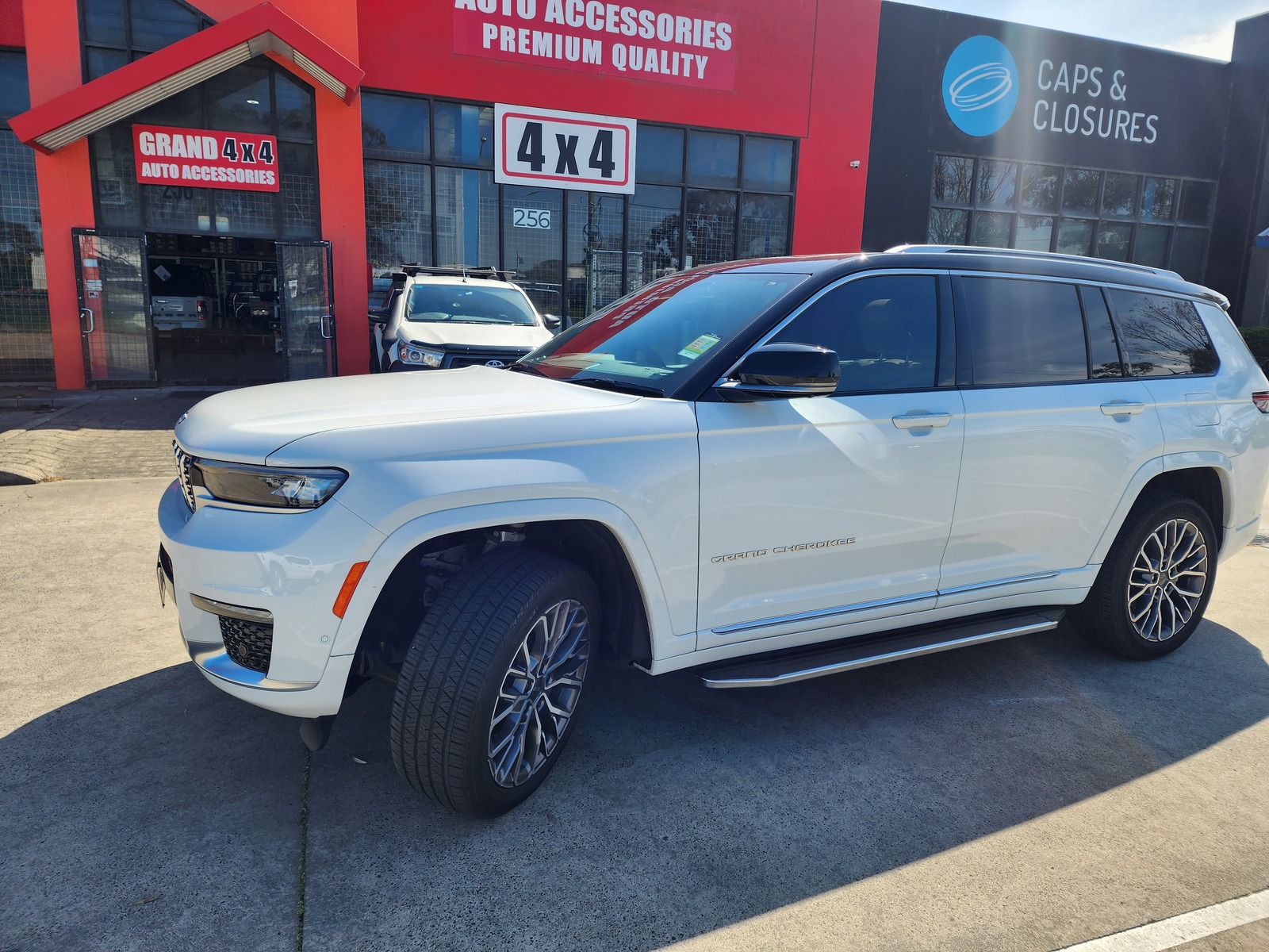Premium Side Steps Running Boards to suit Jeep Grand Cherokee 2020 2023 GRAND4x4